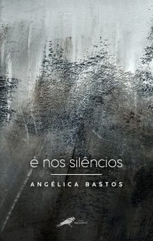 É nos silêncios