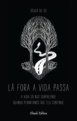Lá Fora a Vida Passa